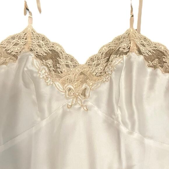 Corhan off white short nightgown with lace trim and bow design - Picture 4 of 10